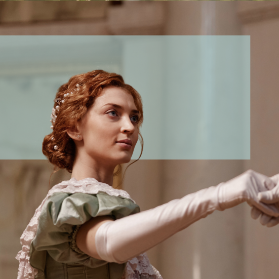 Kvinde i Regency-stil der tager imod fremstrakt hånd til dans