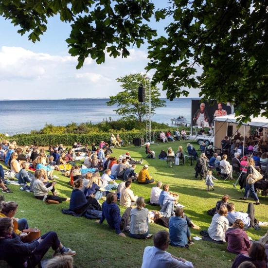 Mennesker i parken til festivalen Louisiana Literature