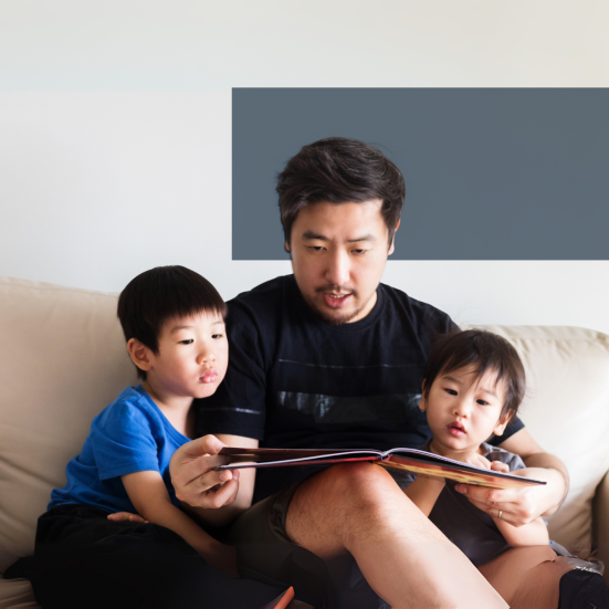 Far læser højt for sine to små børn