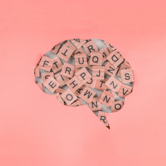 Hjernefigur med bogstaver indeni