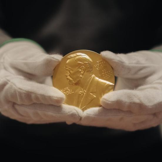 Nobelmedaljen holdes med handsker