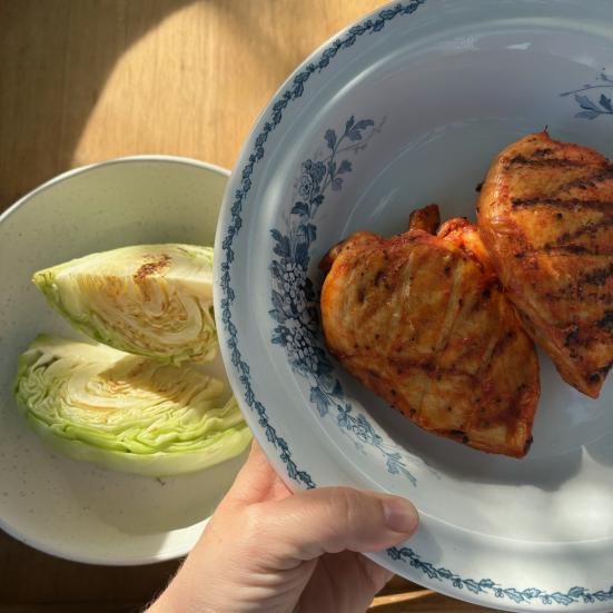 Stegt kylling og kål