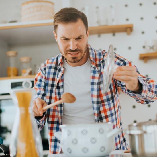 En mand er i panik over hvad han finder i sin gryde. 