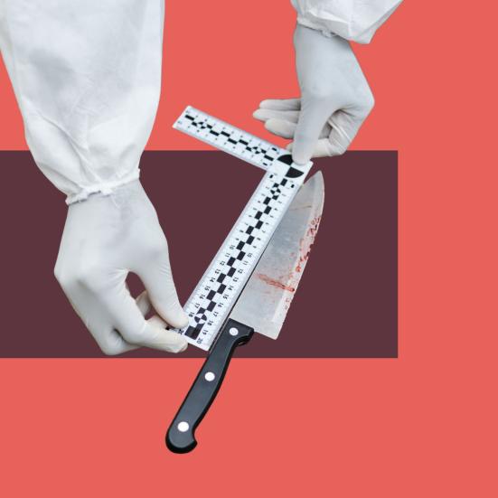 En person i hvide handsker måler en kniv med en vinkelmåler på en todelt rød baggrund.