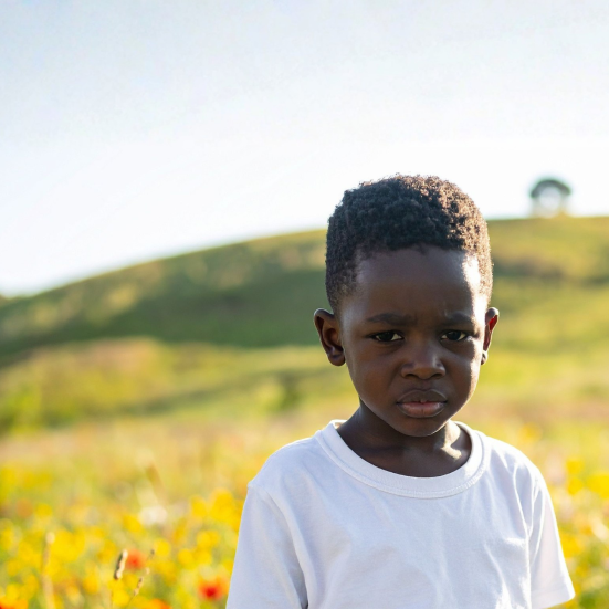 Ugandisk dreng på blomstermark