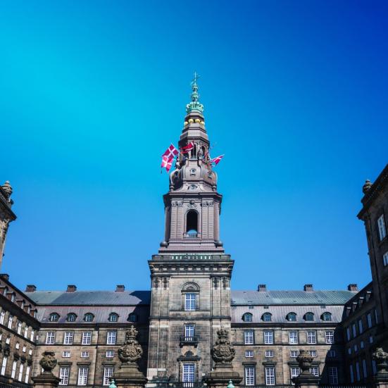 Christiansborg med flag i tårnet