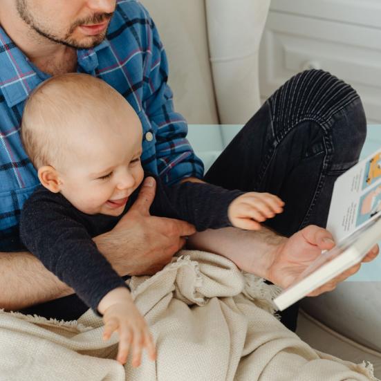En far læser højt for sit barn. 