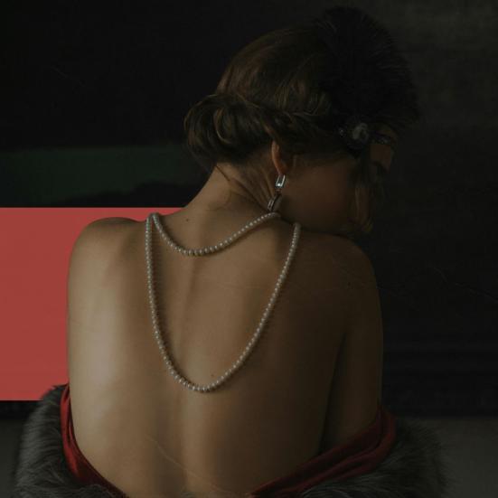 Kvinde med perlekæde set fra ryggen