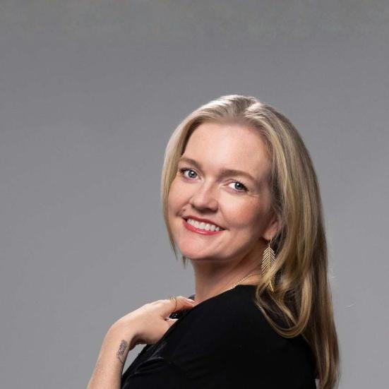 Forfætterportræt af Colleen Hoover