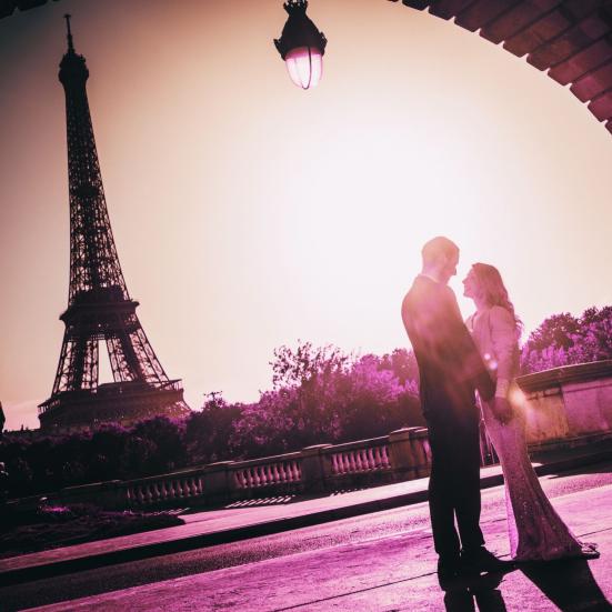 Par foran Eiffeltårnet