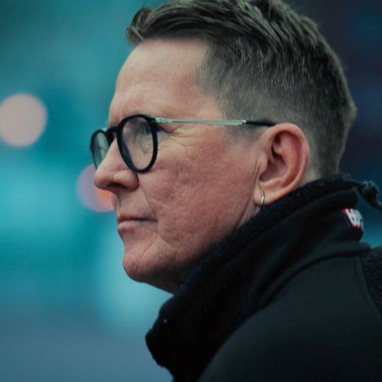Nærbillede af skuespiller Thomas Bo Larsen i profil med et alvorligt udtryk.