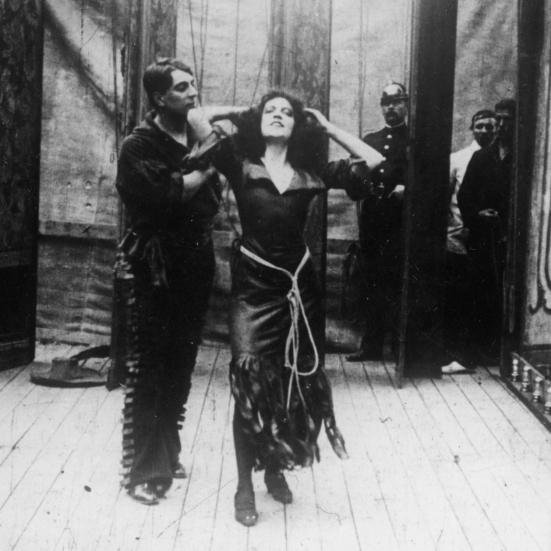 sort hvid billede fra stumfilmen Afgrunden, Asta Nielsen i midten, velkendt forførisk foto af die Asta
