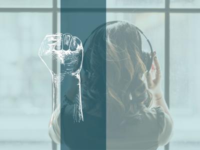 Kvinde lytter til lydbøger og kigger ud af vinduet. Illustration af knyttet hånd