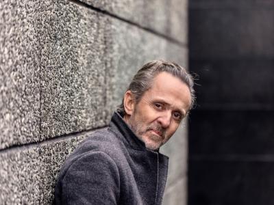 Forfatteren Kim Fupz Aakeson op ad en mur