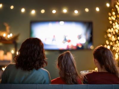 Familie ser en julefilm sammen