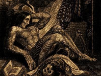 Skabning ligger oven på et skelet