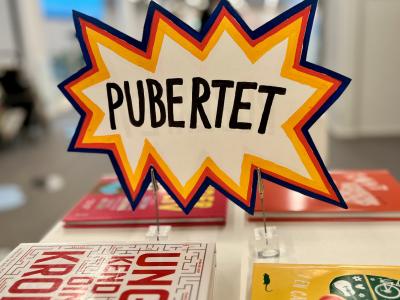 Skilt til udstilling om pubertet