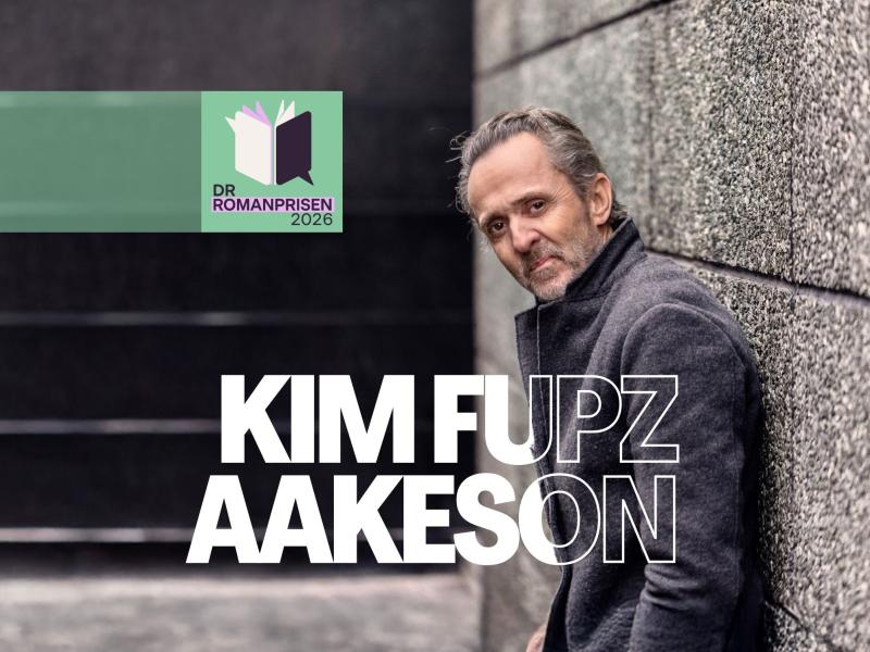 Forfatter Kim Fupz Aakeson læner sig opad en mur
