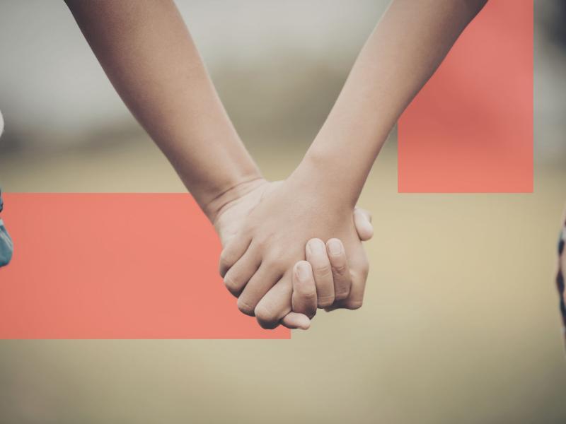 To børn holder i hånd.