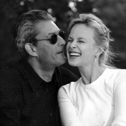 Paul Auster læner sig ind mod Siri Hustvedt som griner.