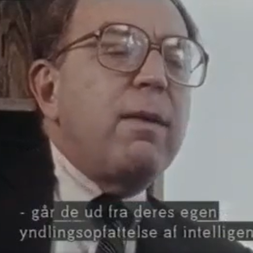 Mand udtaler sig om kunstig intelligens i et ældre tv-interview med ordene "[...] går de ud fra deres egen yndlingsopfattelse af intelligens.".