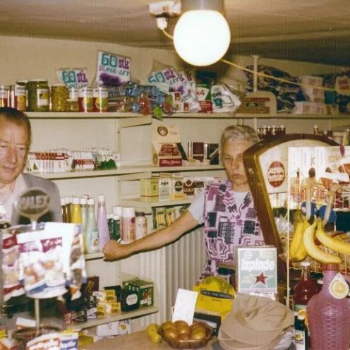 Harry og Betty bag disken i Broby Købmandsforretning