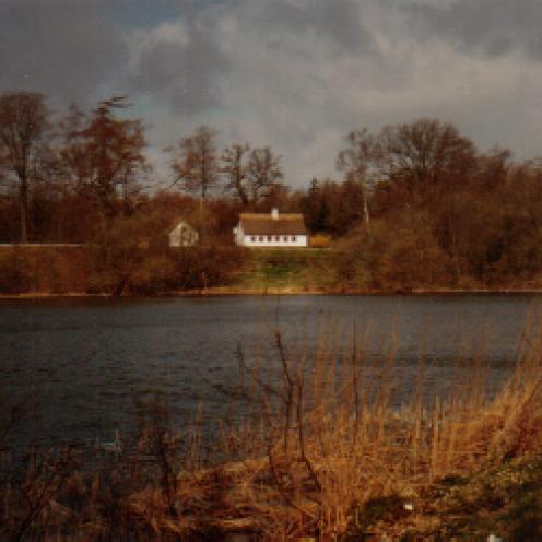 foto af Hjortnæs huset ved sø