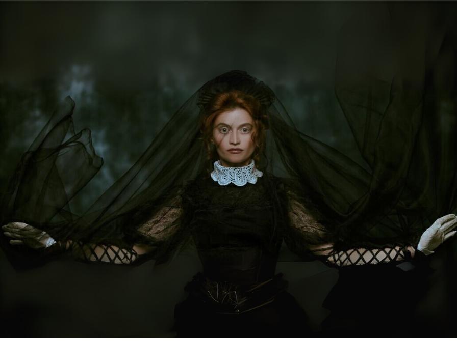 Kvinde klædt i gotisk stil kigger direkte ind i kameraet