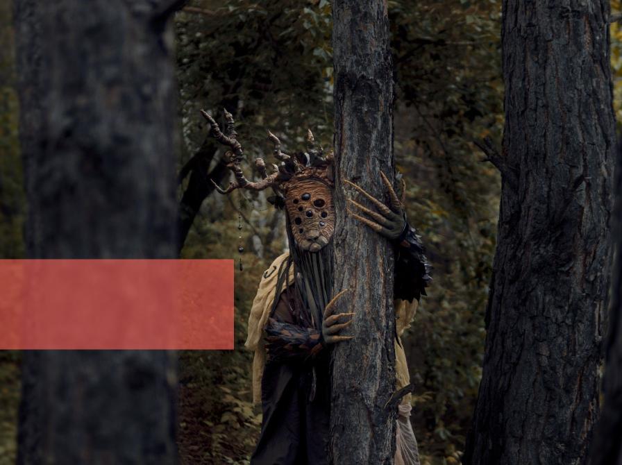 Fantasyvæsen ved træ