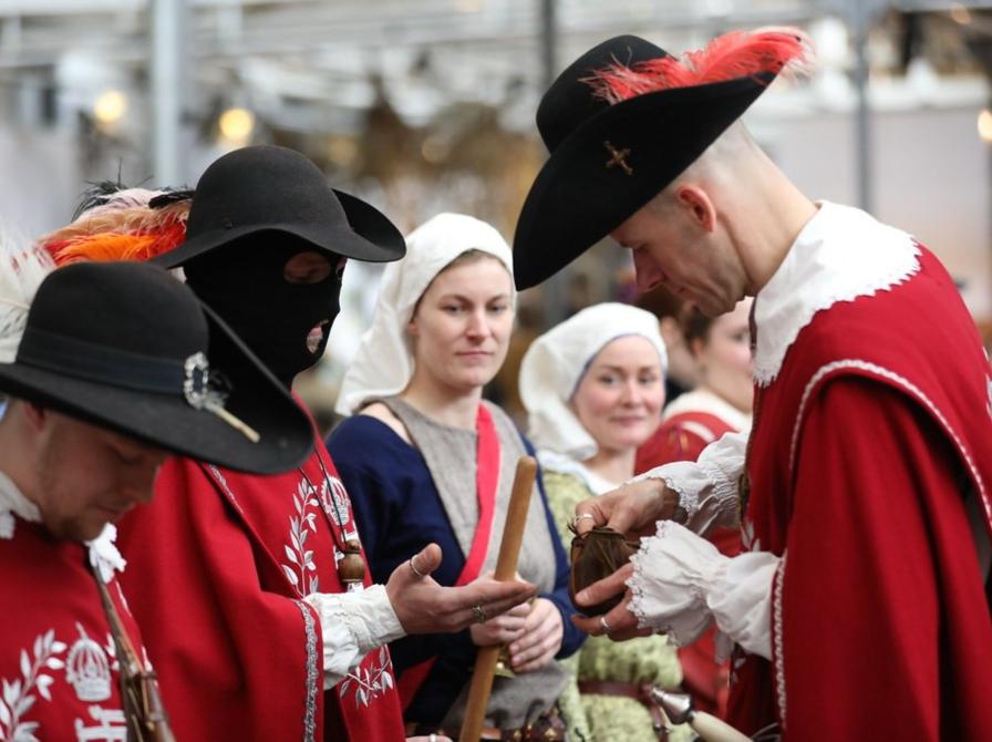 Billede fra Historiske dage i København med udklædte kvinder og mænd