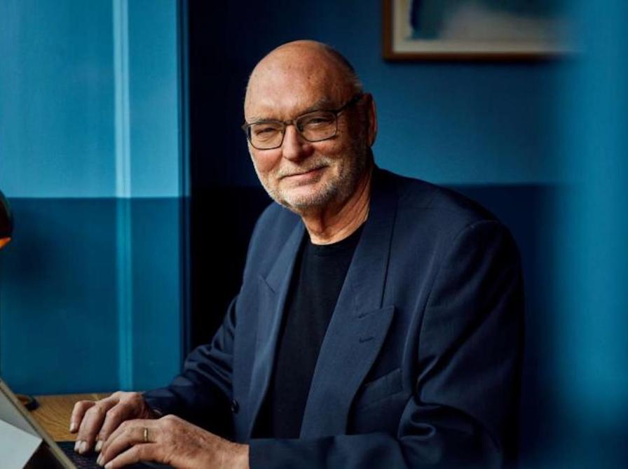 Forfatterportræt af Leif Davidsen, der sidder og skriver