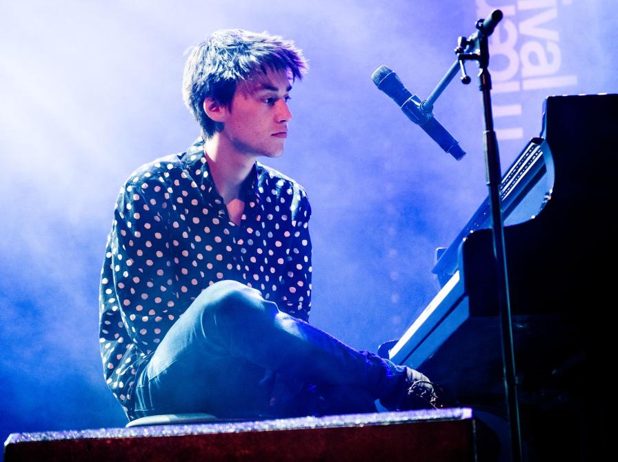 Scenefoto af Jacob Collier ved klaver
