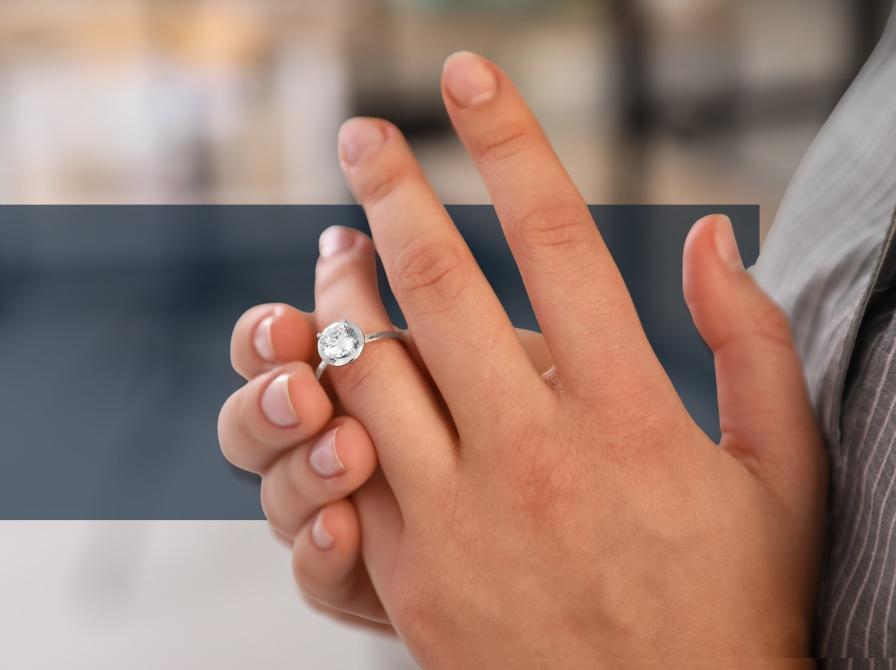 Kvindehænder, der tager ring af fingeren
