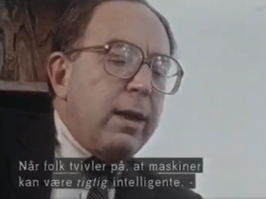 Mand udtaler sig om kunstig intelligens i et ældre tv-interview med ordene "Når folk tvivl på, at maskiner kan være rigtig intelligente [...]"..