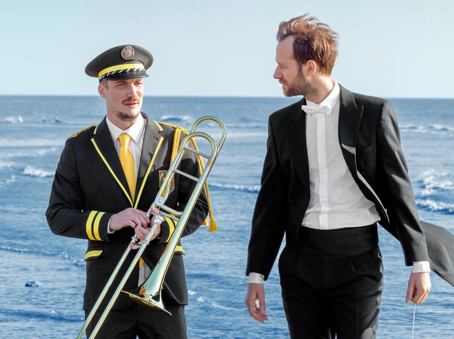 to mænd, musikanter, står på stranden