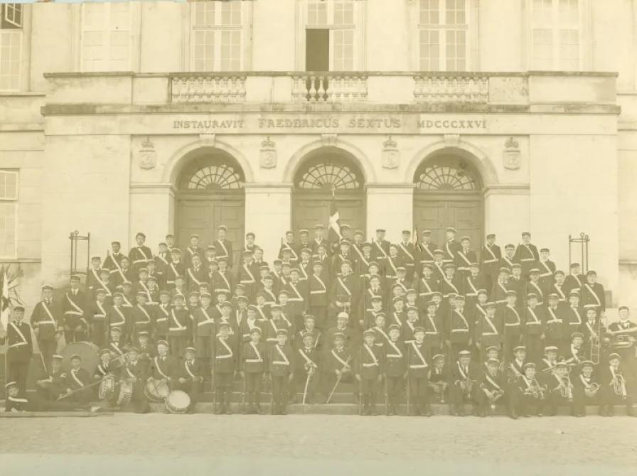 Gymnasieelever/Soldaterkorps fotograferet foran Sorø Akademi