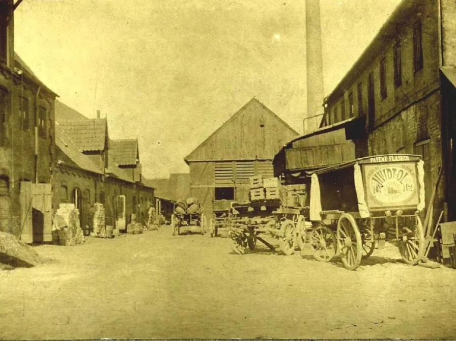 foto af gårdsplads bag P.L.L. Bangs Bryggeri Storgade 7
