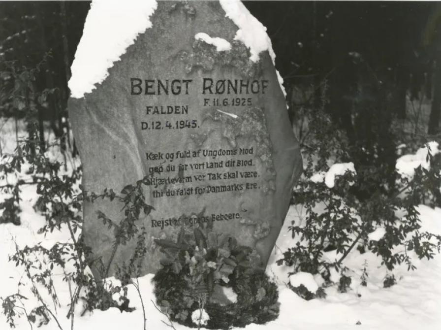 foto af mindesten af Bengt Rønhof