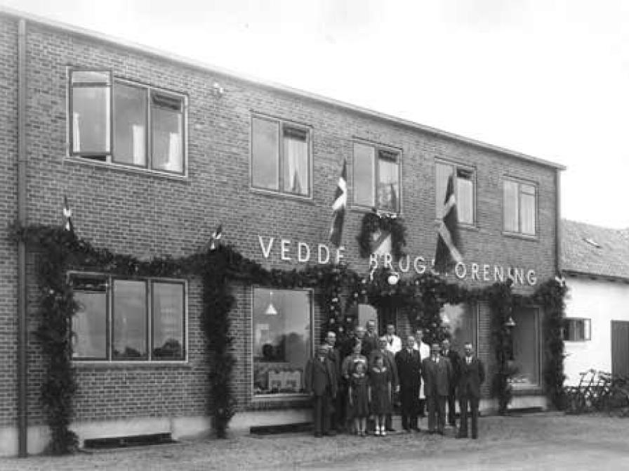foto af Vedde Brugsforening der indvier nye bygning og 50 års jubilæum.