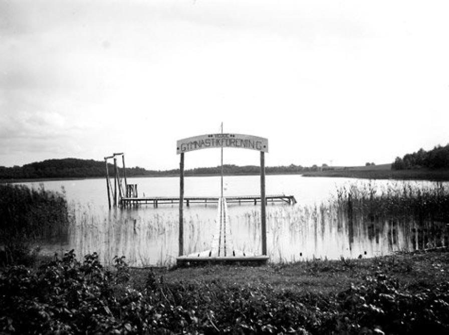 foto af badebroen ved Bromme Sø 