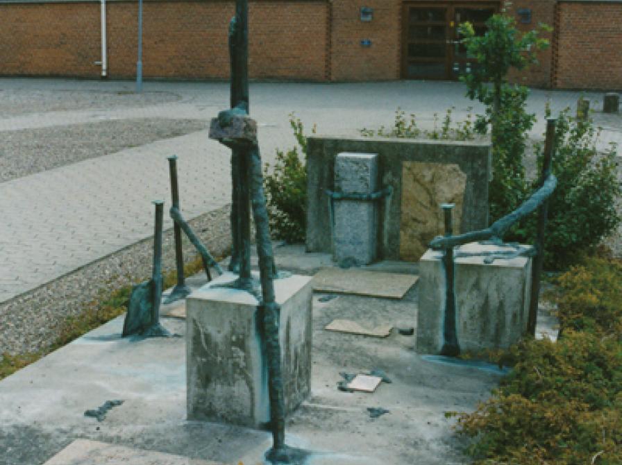 foto af skulpturer Mellem 2 akter udenfor Sorø Rådhus