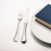 Billede af bestik, tallerken og bog