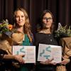 De to vindere af JP litteraturpris med blomster