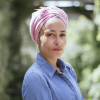 Forfatterportræt af Zadie Smith, der står foran et træ