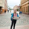 kvindelig ung turist står med et kort i en fremmed by