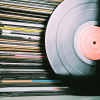 Billede af en bunke vinyler.