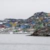 Luftfoto af farverige huse i Aasiaat, Grønland